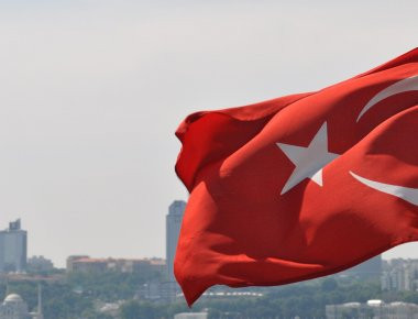 Ύψωσαν τουρκική σημαία έξω από το Κέντρο Εκπαιδεύσεως Ανορθόδοξου Πολέμου στη Ρεντίνα - Μεγάλες οι ευθύνες του ΓΕΣ